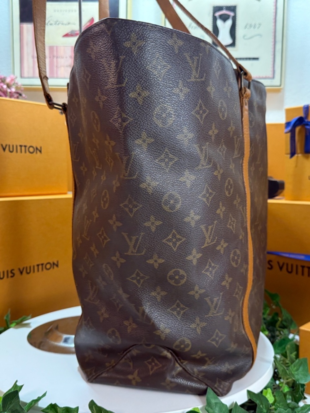 LOUIS VUITTON HUGE MONOGRAM TOTE! - Picture 12 of 17
